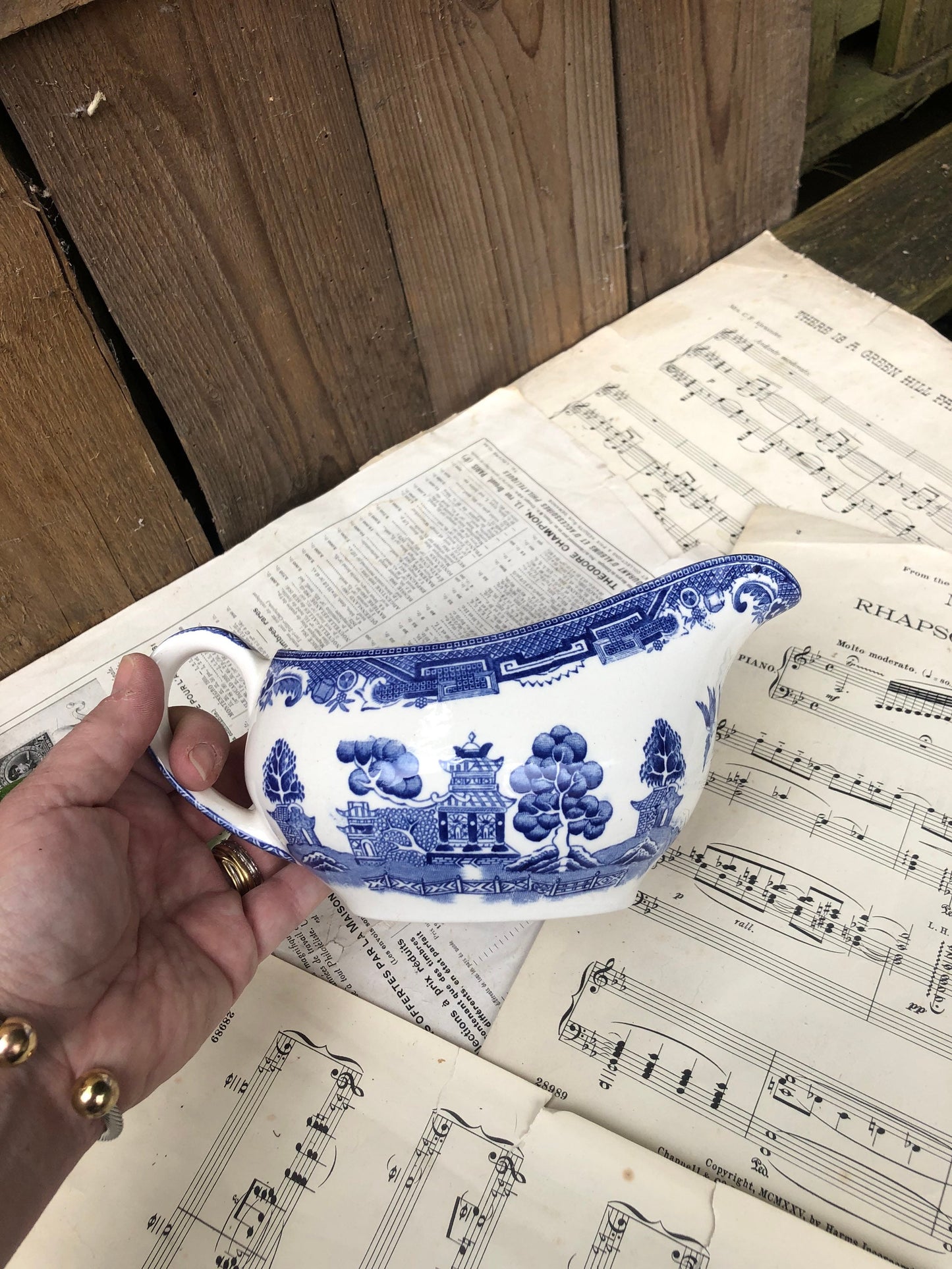 Alfred Meakin "Old Willow" Gravy or Sauce Boat / Gravy Jug / Blue and White