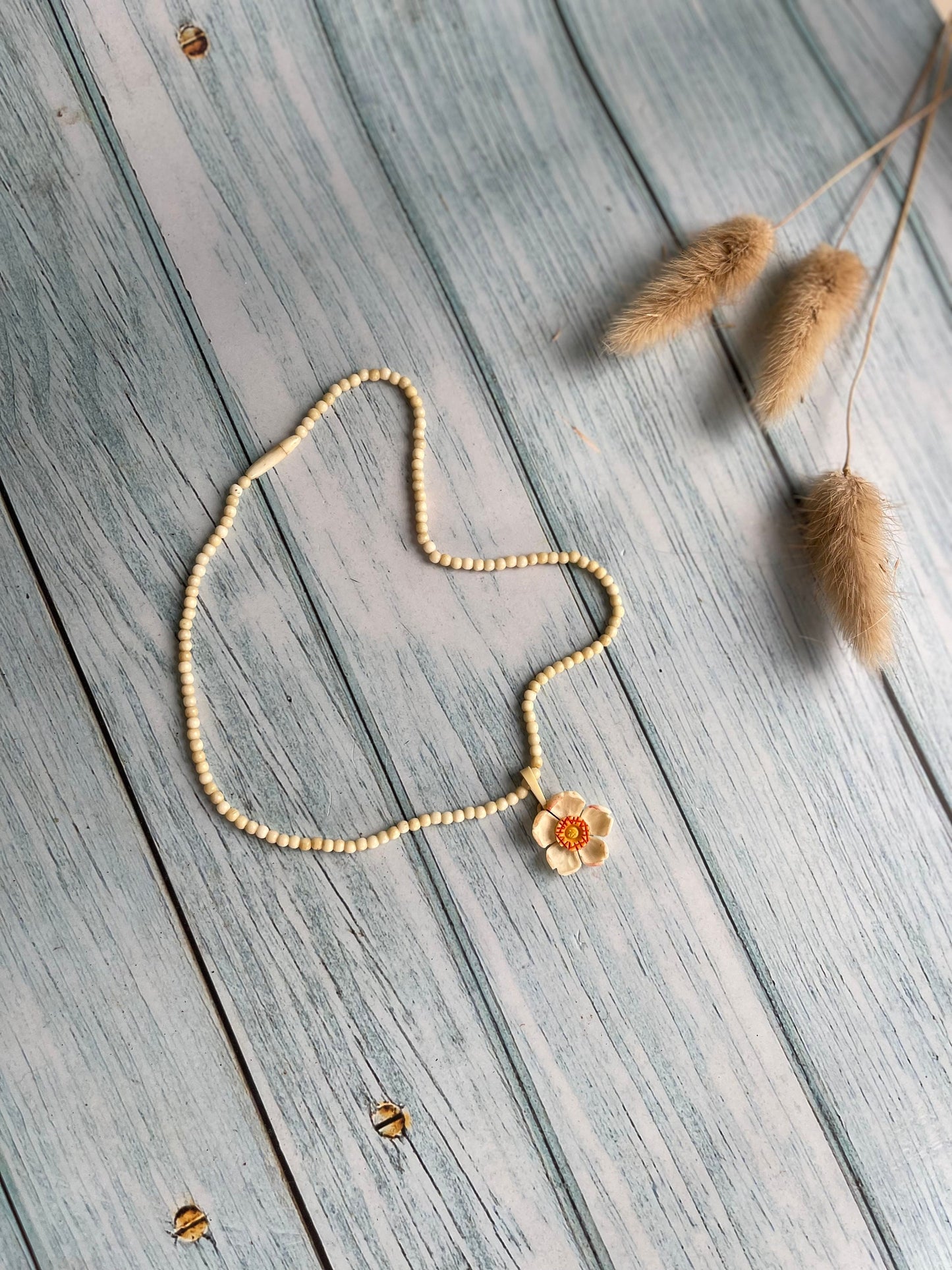 Very Pretty Vintage Anemone Ivory Flower Necklace