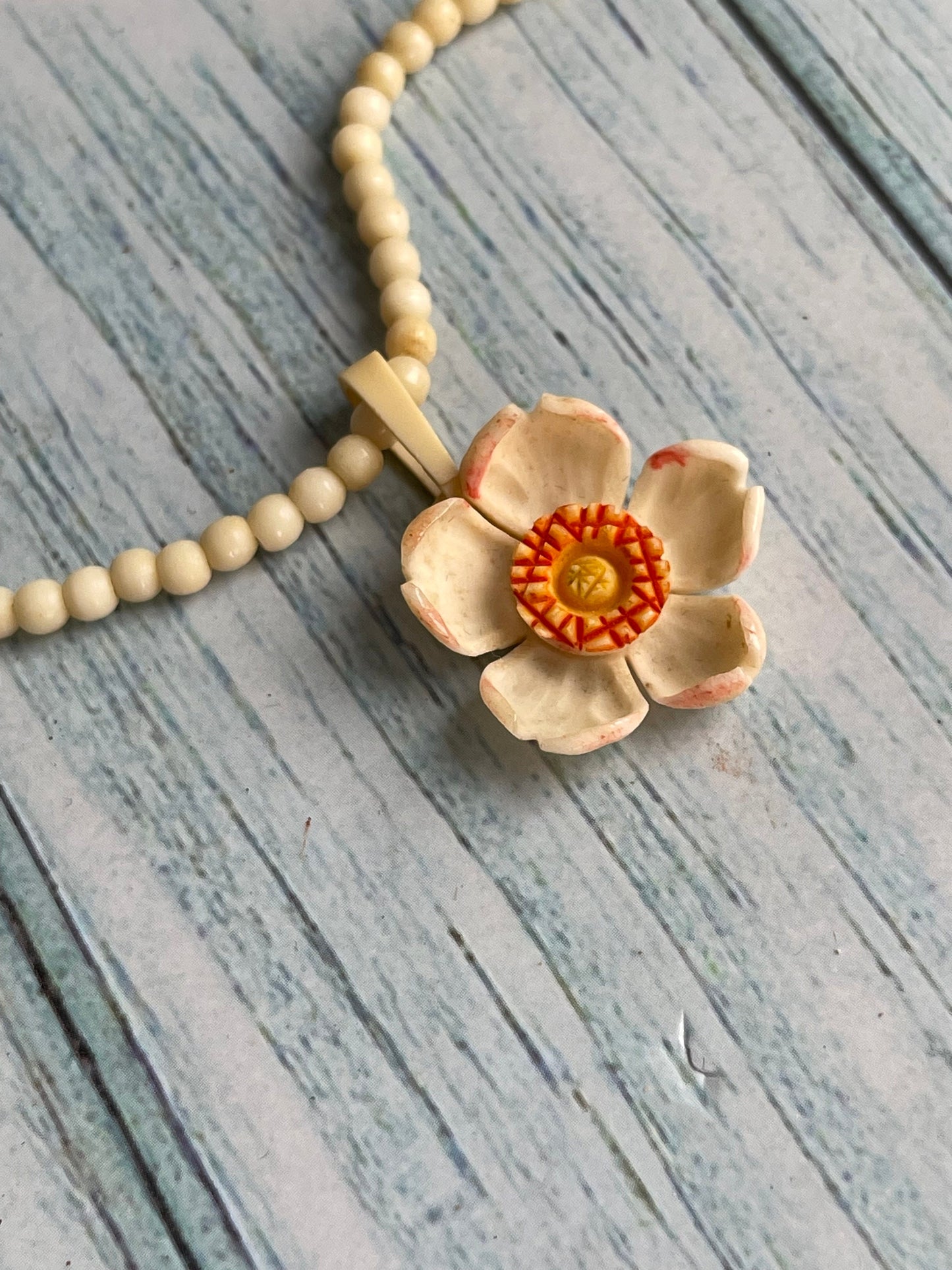 Very Pretty Vintage Anemone Ivory Flower Necklace