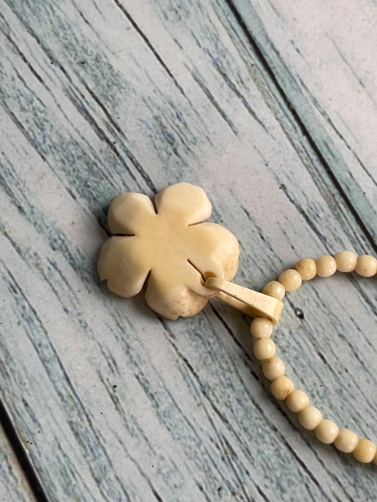 Very Pretty Vintage Anemone Ivory Flower Necklace